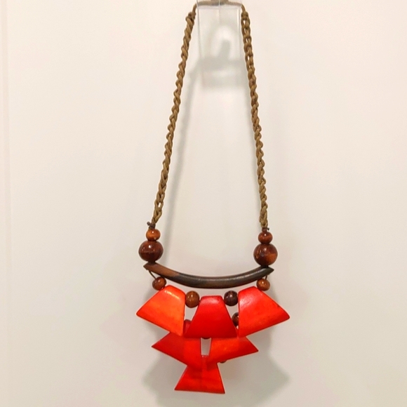 Bold wooden necklace. - Picture 4 of 5